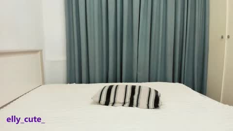 Snapshot of elly_cute_ chatting on 11/22/25, 01:37 Elly Cute online show from 11/22/25, 01:37