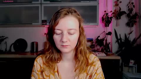 elly_helly online show from 12/14/25, 08:46