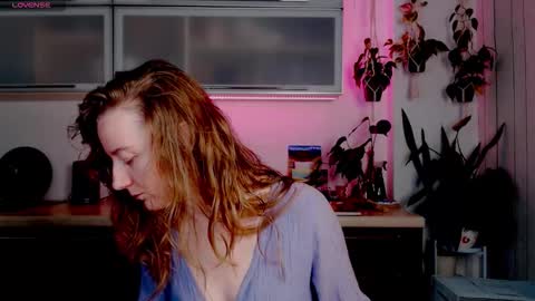 elly_helly online show from 12/16/25, 08:25