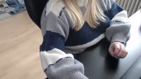 Snapshot of elly_petite chatting on 09/27/25, 09:25 Elly online show from 09/27/25, 09:25