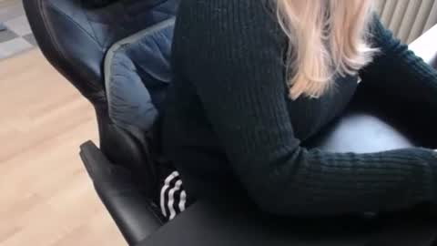 Snapshot of elly_petite chatting on 09/30/25, 07:35 Elly online show from 09/30/25, 07:35