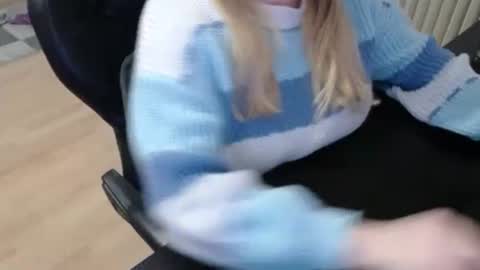 Snapshot of elly_petite chatting on 10/16/25, 07:48 Elly online show from 10/16/25, 07:48