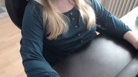 Snapshot of elly_petite chatting on 10/18/25, 09:32 Elly online show from 10/18/25, 09:32