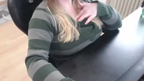 Snapshot of elly_petite chatting on 10/21/25, 01:56 Elly online show from 10/21/25, 01:56