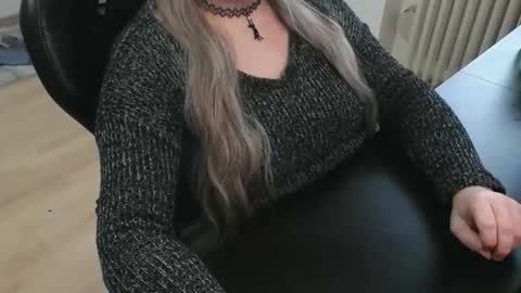 Snapshot of elly_petite chatting on 10/28/25, 01:36 Elly online show from 10/28/25, 01:36