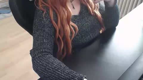 Snapshot of elly_petite chatting on 10/29/25, 09:00 Elly online show from 10/29/25, 09:00