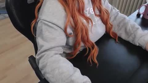 Snapshot of elly_petite chatting on 10/31/25, 07:31 Elly online show from 10/31/25, 07:31