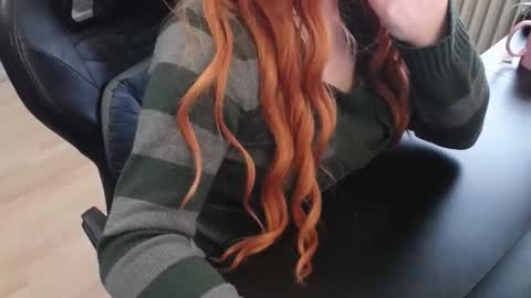 Snapshot of elly_petite chatting on 11/06/25, 07:42 Elly online show from 11/06/25, 07:42