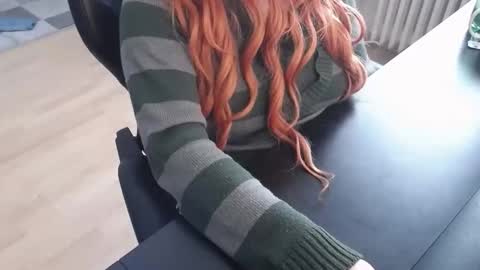 Snapshot of elly_petite chatting on 11/07/25, 01:33 Elly online show from 11/07/25, 01:33