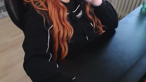 Snapshot of elly_petite chatting on 11/11/25, 03:23 Elly online show from 11/11/25, 03:23