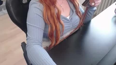 Snapshot of elly_petite chatting on 11/20/25, 09:42 Elly online show from 11/20/25, 09:42