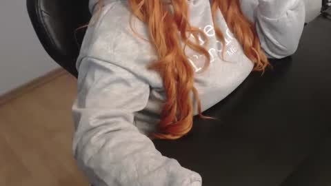 Snapshot of elly_petite chatting on 12/15/25, 09:19 Elly online show from 12/15/25, 09:19