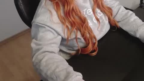 Snapshot of elly_petite chatting on 12/16/25, 07:30 Elly online show from 12/16/25, 07:30