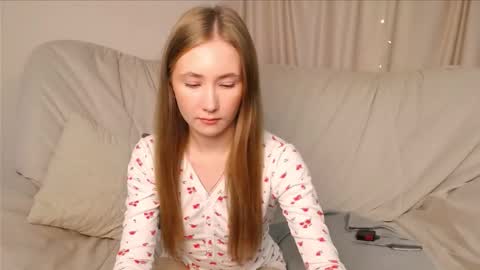 Snapshot of ellycolins chatting on 10/14/25, 02:45 Elly online show from 10/14/25, 02:45