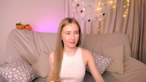 Snapshot of ellycolins chatting on 10/18/25, 02:36 Elly online show from 10/18/25, 02:36