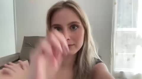Snapshot of ellykeyofficial chatting on 04/25/26, 03:53 ellykeyofficial online show from 04/25/26, 03:53