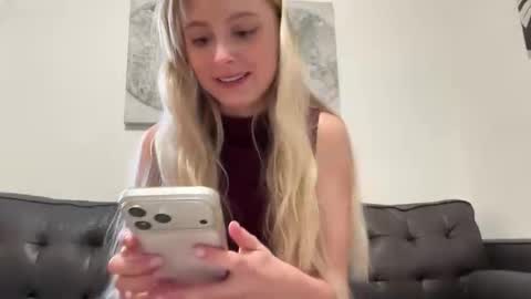 Snapshot of ellykeyofficial chatting on 05/01/26, 11:09 ellykeyofficial online show from 05/01/26, 11:09