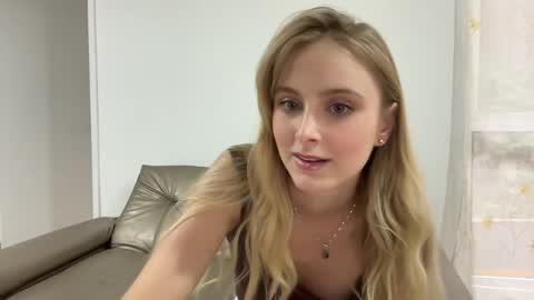Snapshot of ellykeyofficial chatting on 05/28/26, 07:44 ellykeyofficial online show from 05/28/26, 07:44