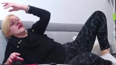 Snapshot of elsiemacks chatting on 11/19/25, 08:31 ElsieMacks online show from 11/19/25, 08:31