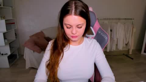 Snapshot of elunaseduces chatting on 12/18/25, 10:16 Luna online show from 12/18/25, 10:16