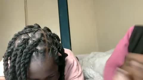 Snapshot of elvier_pretty chatting on 10/16/25, 06:03 flo online show from 10/16/25, 06:03