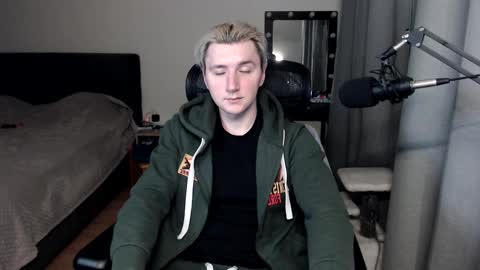 Snapshot of elvin_vaenight chatting on 10/21/25, 12:44 Elvin Vaenight online show from 10/21/25, 12:44