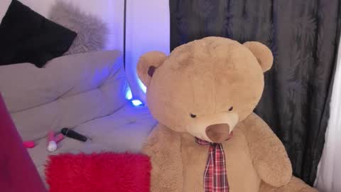 Snapshot of elyross_ chatting on 10/12/25, 09:36 Ross online show from 10/12/25, 09:36