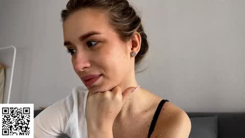 Elysia online show from 10/19/25, 04:46