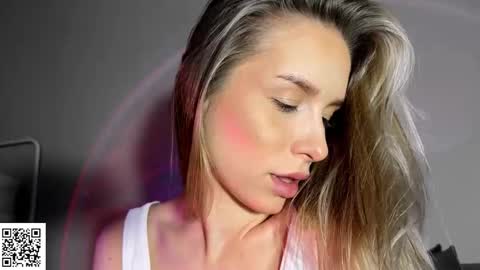 Elysia online show from 10/19/25, 08:31