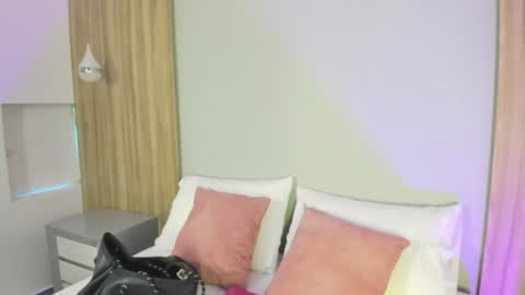 E L Y online show from 06/11/26, 12:14