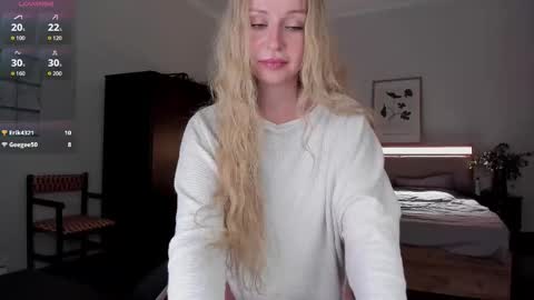 Snapshot of em_emilie chatting on 09/13/25, 04:40 Emilie online show from 09/13/25, 04:40