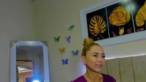 Snapshot of ema_garciaa chatting on 09/22/25, 01:35 ema garcia online show from 09/22/25, 01:35