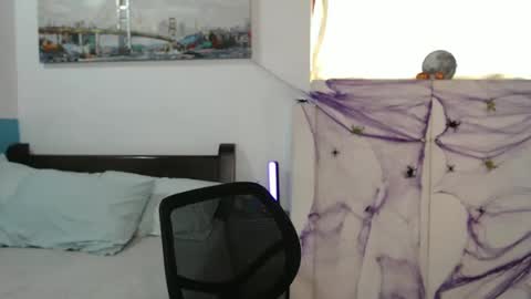 Snapshot of ema_gray8 chatting on 10/20/25, 01:00 Salome online show from 10/20/25, 01:00