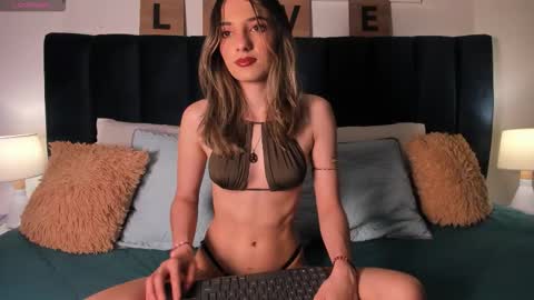 Snapshot of ema_porcaroli chatting on 11/26/25, 08:10 Ema online show from 11/26/25, 08:10