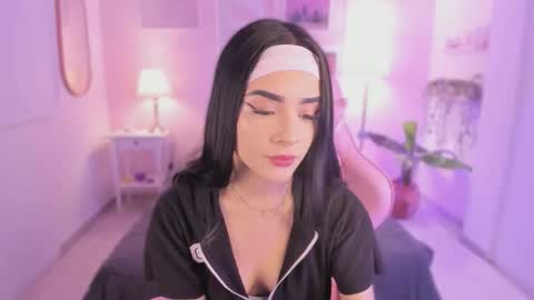 Snapshot of ema_soul chatting on 11/25/25, 07:36 emma soul online show from 11/25/25, 07:36