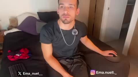 Snapshot of emanuell___ chatting on 04/10/26, 01:22 emanuell___ online show from 04/10/26, 01:22