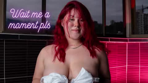 Snapshot of emaparedes01 chatting on 12/15/25, 02:16 Ema online show from 12/15/25, 02:16