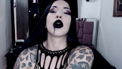 Snapshot of emearld_black chatting on 10/30/25, 05:31 Emerald Black online show from 10/30/25, 05:31