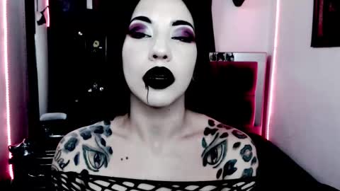 Snapshot of emearld_black chatting on 11/10/25, 05:17 Emerald Black online show from 11/10/25, 05:17