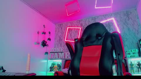 Snapshot of emeli_roushot chatting on 12/10/24, 04:13 Emeli online show from 12/10/24, 04:13