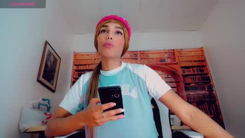 Snapshot of emeli_roushot chatting on 01/12/25, 08:03 Emeli online show from 01/12/25, 08:03