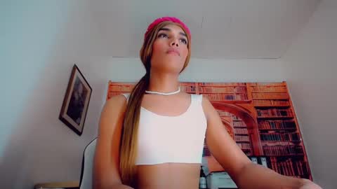 Snapshot of emeli_roushot chatting on 01/13/25, 05:44 Emeli online show from 01/13/25, 05:44