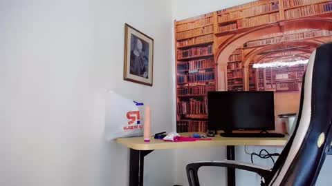 Snapshot of emeli_roushot chatting on 01/15/25, 11:32 Emeli online show from 01/15/25, 11:32
