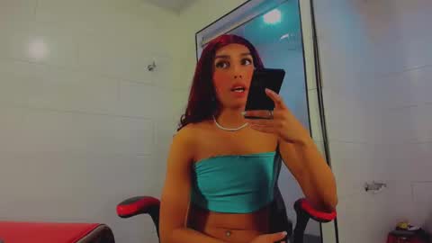 Snapshot of emeli_roushot chatting on 01/18/25, 05:41 Emeli online show from 01/18/25, 05:41