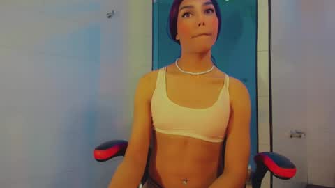 Snapshot of emeli_roushot chatting on 01/20/25, 11:24 Emeli online show from 01/20/25, 11:24