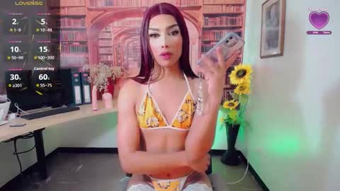 Snapshot of emeli_roushot chatting on 09/09/25, 11:10 Emeli online show from 09/09/25, 11:10