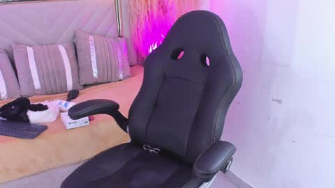 Snapshot of emelie_ch_ chatting on 12/12/24, 08:47 Emily  online show from 12/12/24, 08:47