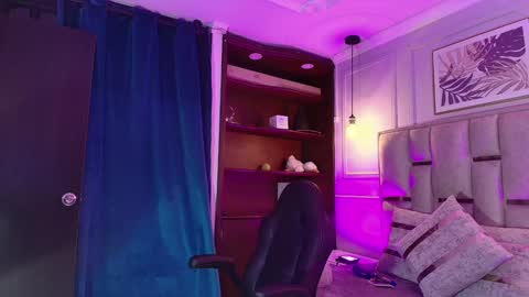 Snapshot of emelie_ch_ chatting on 12/13/24, 03:05 Emily  online show from 12/13/24, 03:05