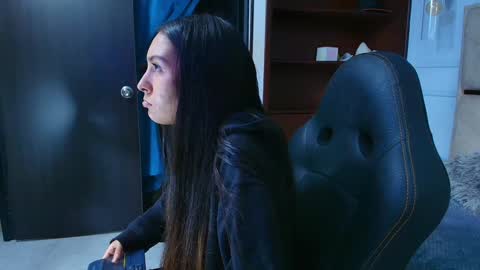 Snapshot of emelie_ch_ chatting on 12/31/24, 12:32 Emily  online show from 12/31/24, 12:32