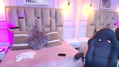 Snapshot of emelie_ch_ chatting on 01/09/25, 12:57 Emily  online show from 01/09/25, 12:57